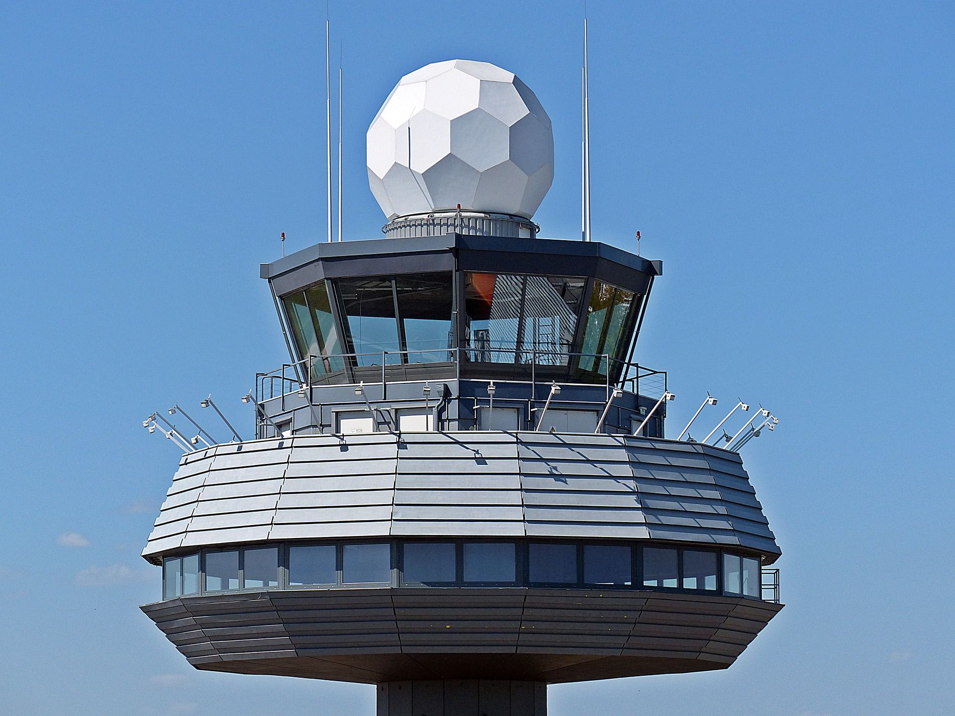 Los controladores aéreos son los encargados de la gestión del tráfico de la pista del aeropuerto.