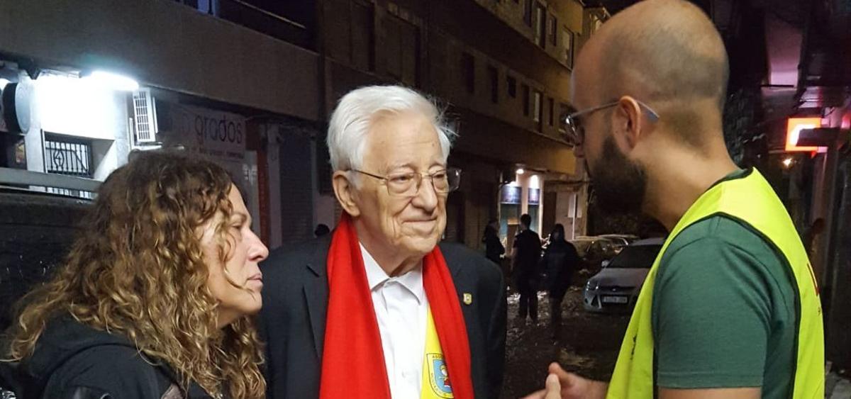 El Padre Ángel en una visita a Algemesí en los días posteriores a la inundación.