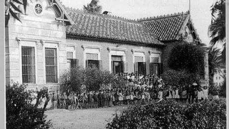 Alumnas de Gamarra ante la fachada del primero de los edificios del colegio.