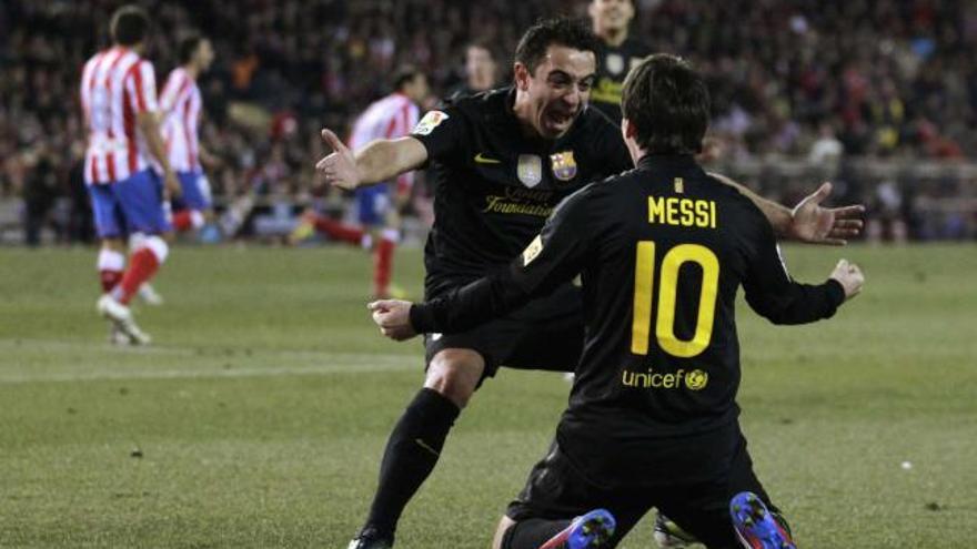 Xavi corre a abrazar a Messi tras marcar el segundo gol.