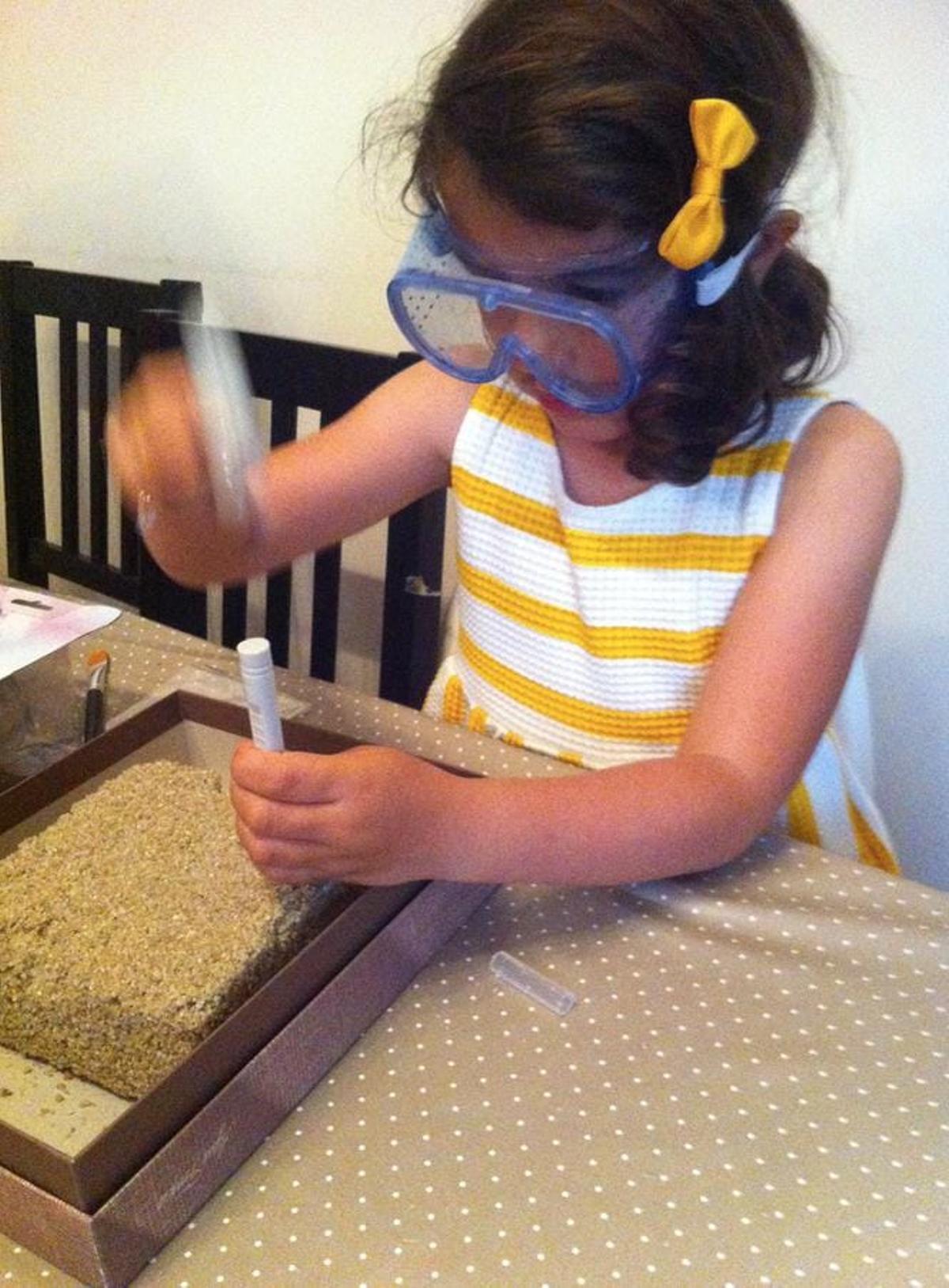 Inés con 5 años jugando con un set científico en su casa