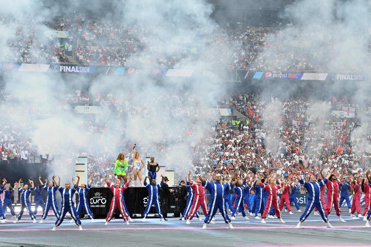 La cantante británica Becky Hill Becky Hill durante su actuación antes del partido de la final de fútbol de la UEFA Womens Euro 2022