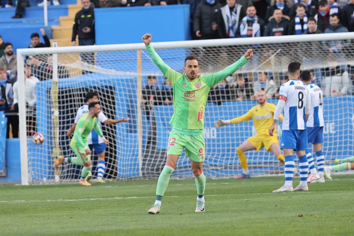 Manu Molina celebra uno de los goles malaguistas