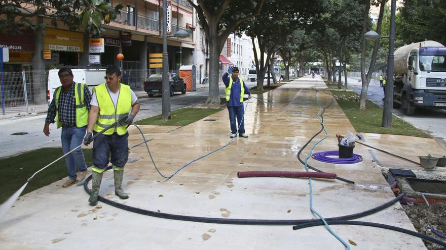 Operarios limpian la zona que se abrirá al tránsito el 7 de abril.