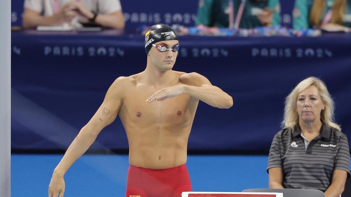 Arbidel González, calentando antes de su serie de los 200 mariposa en París