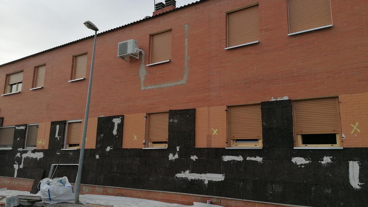 Edificio de viviendas sociales en rehabilitación en la barriada de San Lázaro de Mérida.