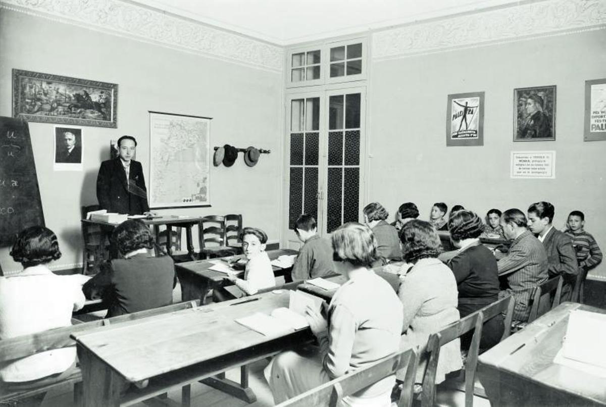 Classe de català al Casino Menestral amb el professor Carles Varela durant la Segona República. | ARXIU COMARCAL DE L’AE