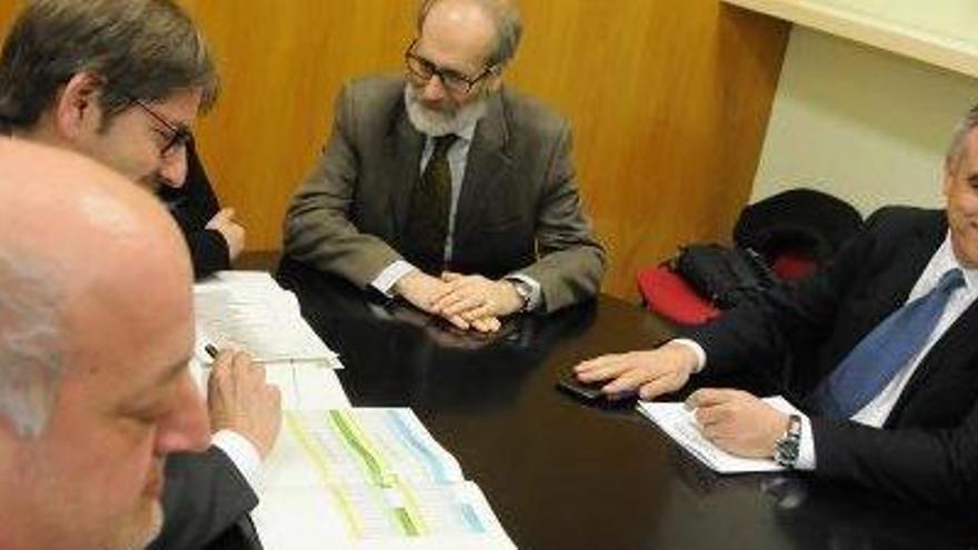 Imatge d&#039;arxiu de la reunió entre els usuaris i la Generalitat