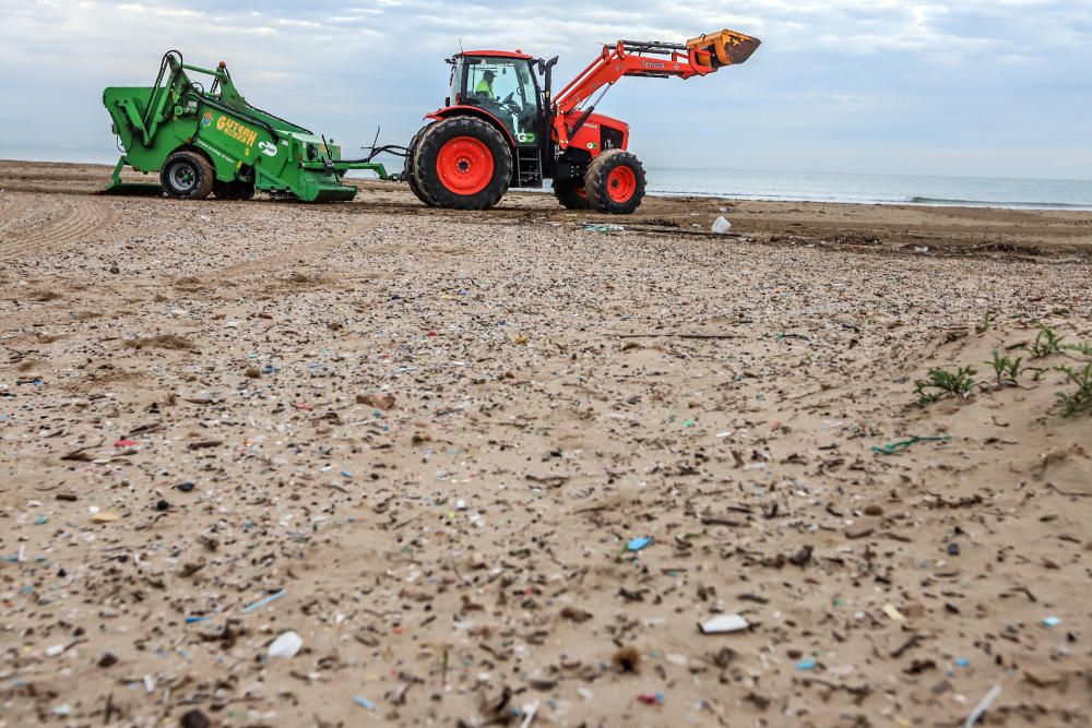 Más de tres mil fragmentos de plástico por metro cuadrado se pueden encontrar en la arena de la playa situada junto a la desembocadura del Segura en Guardamar