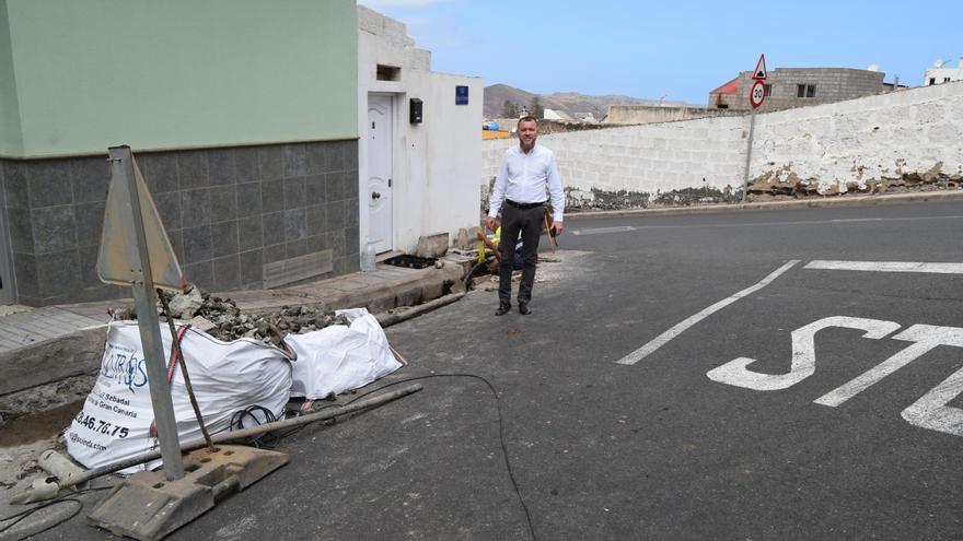 Gáldar sustituye la red de abasto de la calle Miguel de Cervantes en La Montaña