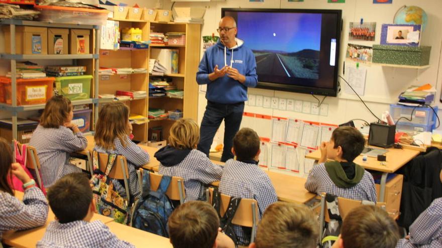 El científic canari Antonio Eff-Darwich Peña fa un taller a l&#039;escola del Far d&#039;Empordà