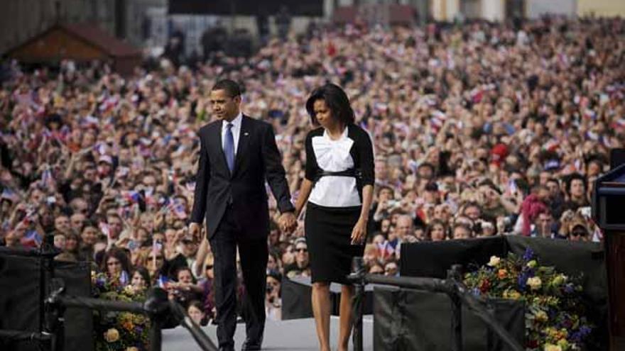 Obama abandona, junto a su mujer Michelle, el escenario tras su intervención en Praga