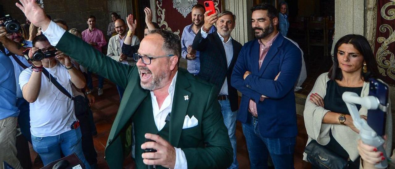 Paco Santos, dando el pregón de la feria de Plasencia.