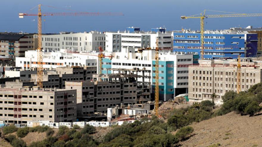 Imagen de la construcción de varias edificaciones en el barrio de Ciudad del Campo.