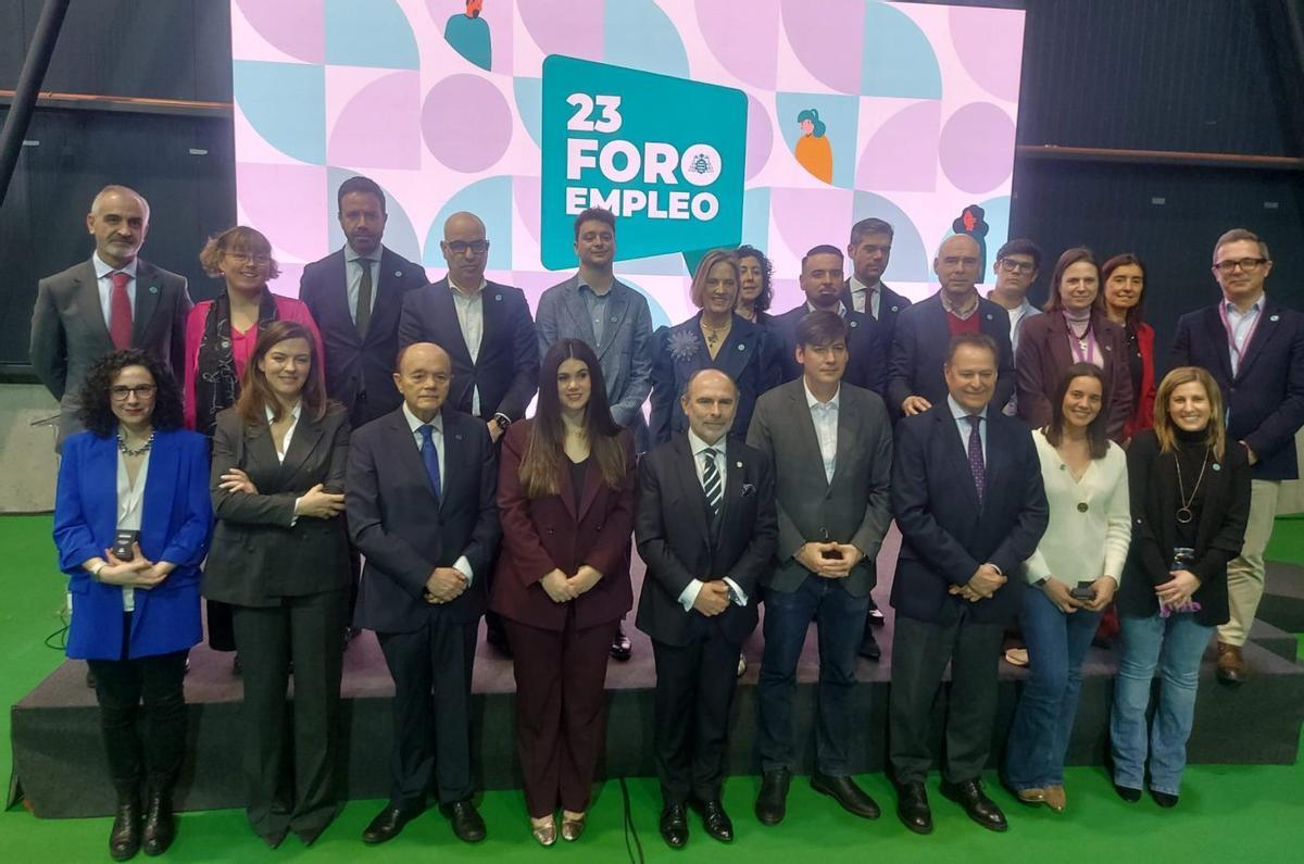 Autoridades, responsables educativos y representantes empresariales asistentes a la inauguración, ayer, del Foro de Empleo de la Universidad de Oviedo.