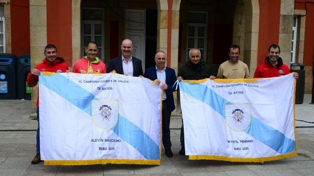 Las autoridades con las banderas del Autonómico.