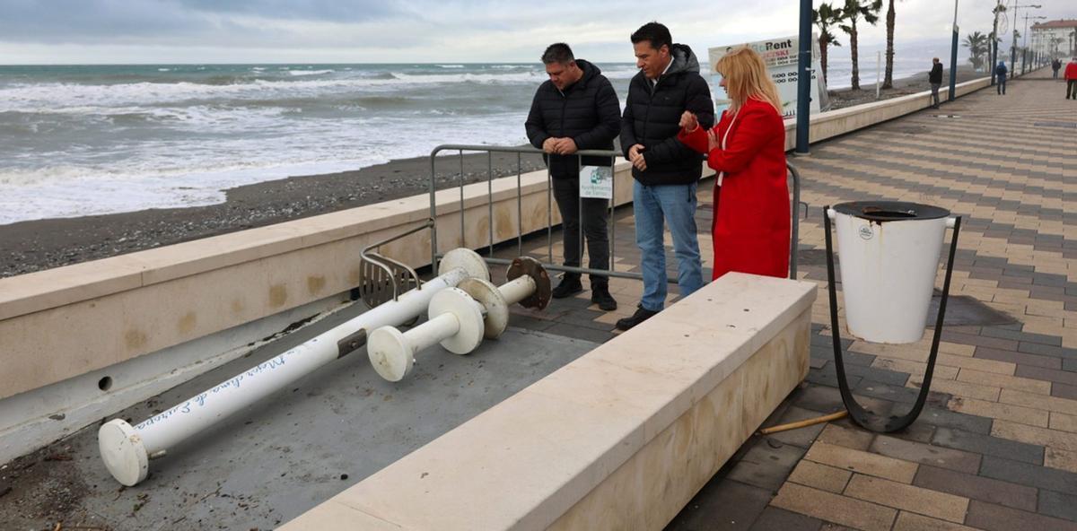 La playa torroxeña de Ferrara ha sido una de las que más importantes daños ha registrado en las últimas horas, después del empeoramiento del temporal marítimo en la provincia. | L. O.