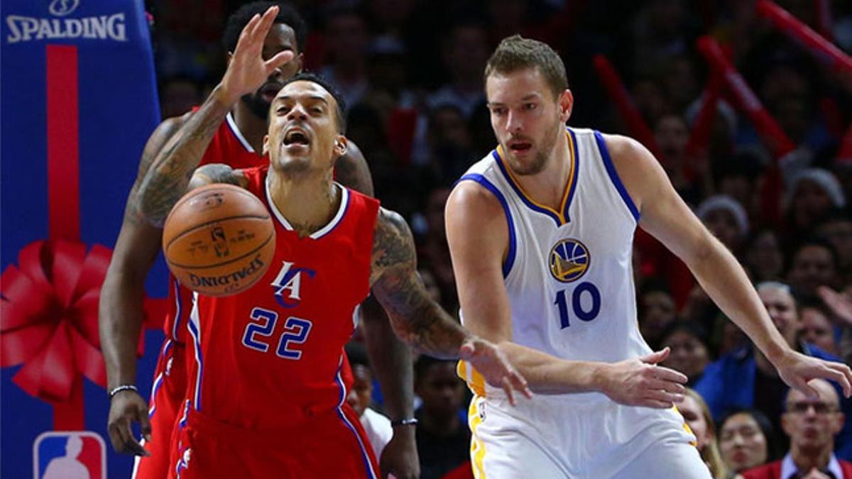 Matt Barnes y David Lee en un partido de la NBA en Staples Center