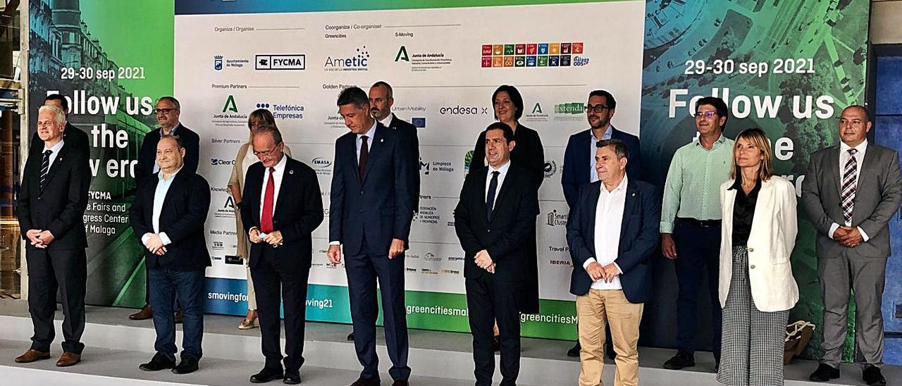 Rodríguez, detrás a la derecha, en el foro Greencities que se celebra en Málaga.  | LEVANTE-EMV