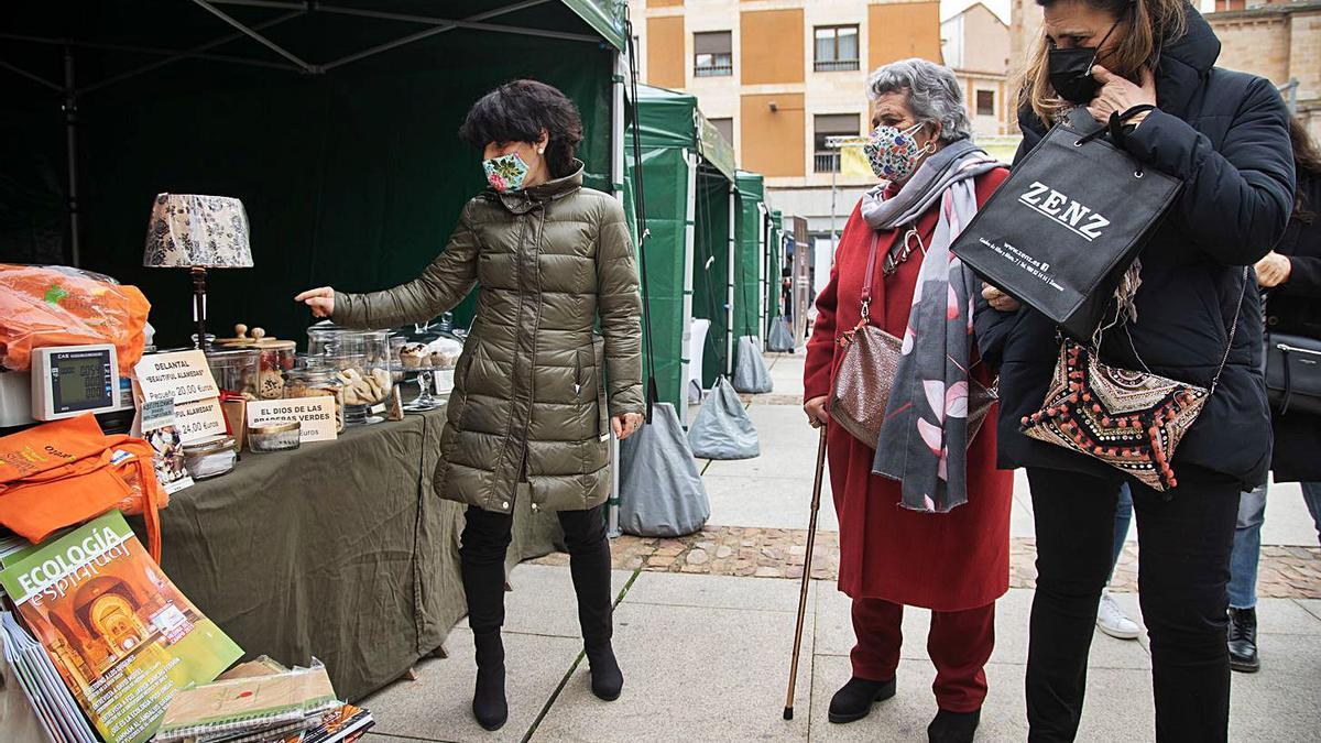 El Mercado Ecológico celebra una nueva edición en la capital  | JOSÉ LUIS FERNÁNDEZ