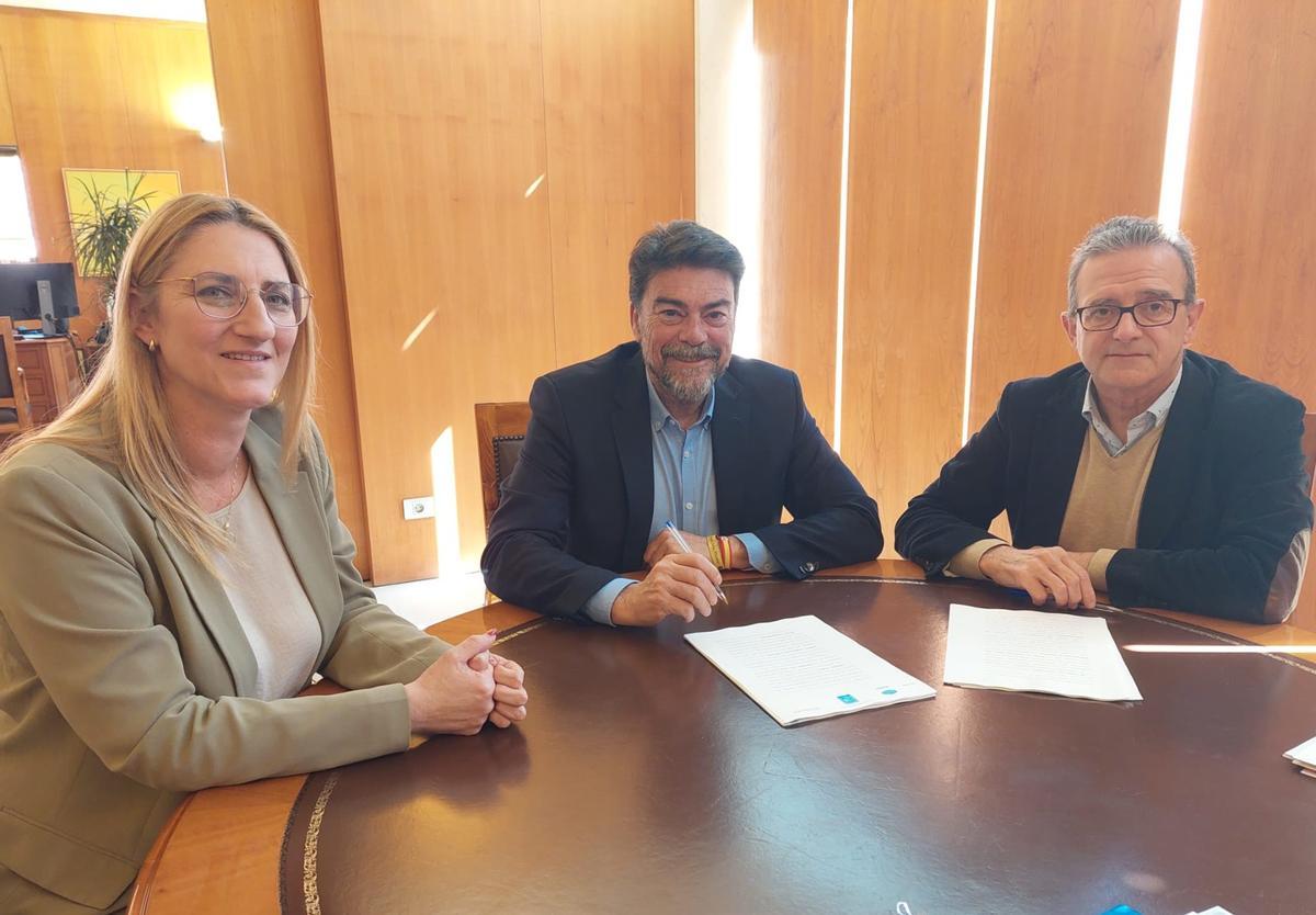 Mari Carmen de España, Luis Barcala y Antonio Galvañ, en la firma de la escritura de cesión.