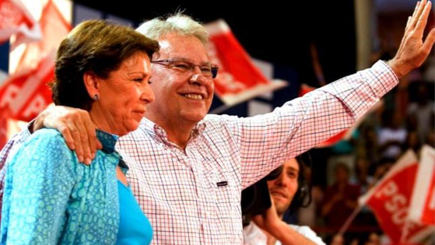 El ex presidente del Gobierno Felipe González junto a la candidata al Parlamento Europeo y ex ministra Magdalena Álvarez, ayer durante su intervención en un mitin del PSOE en Málaga.