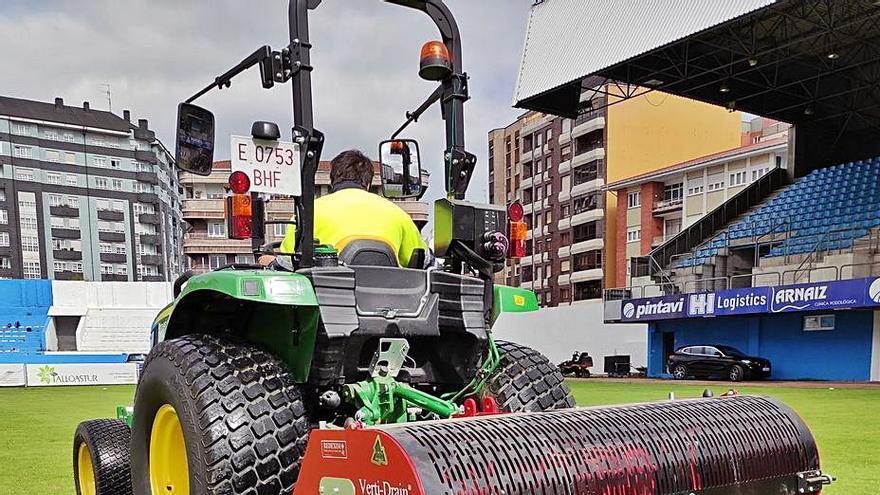 Un operario, ayer, realizando trabajos en el Suárez Puerta. | RAI