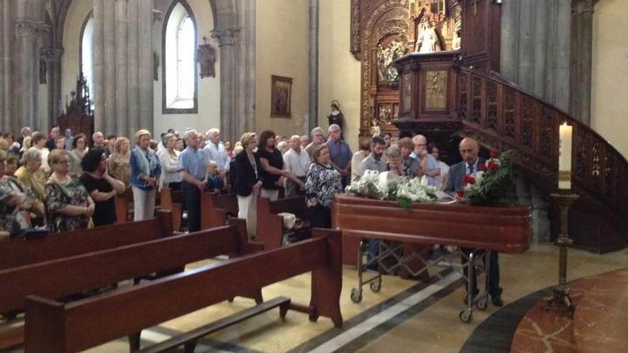 El oficio fúnebre oficiado ayer por la tarde en Sabugo en memoria de Germán Blanco, con el féretro en primer término.