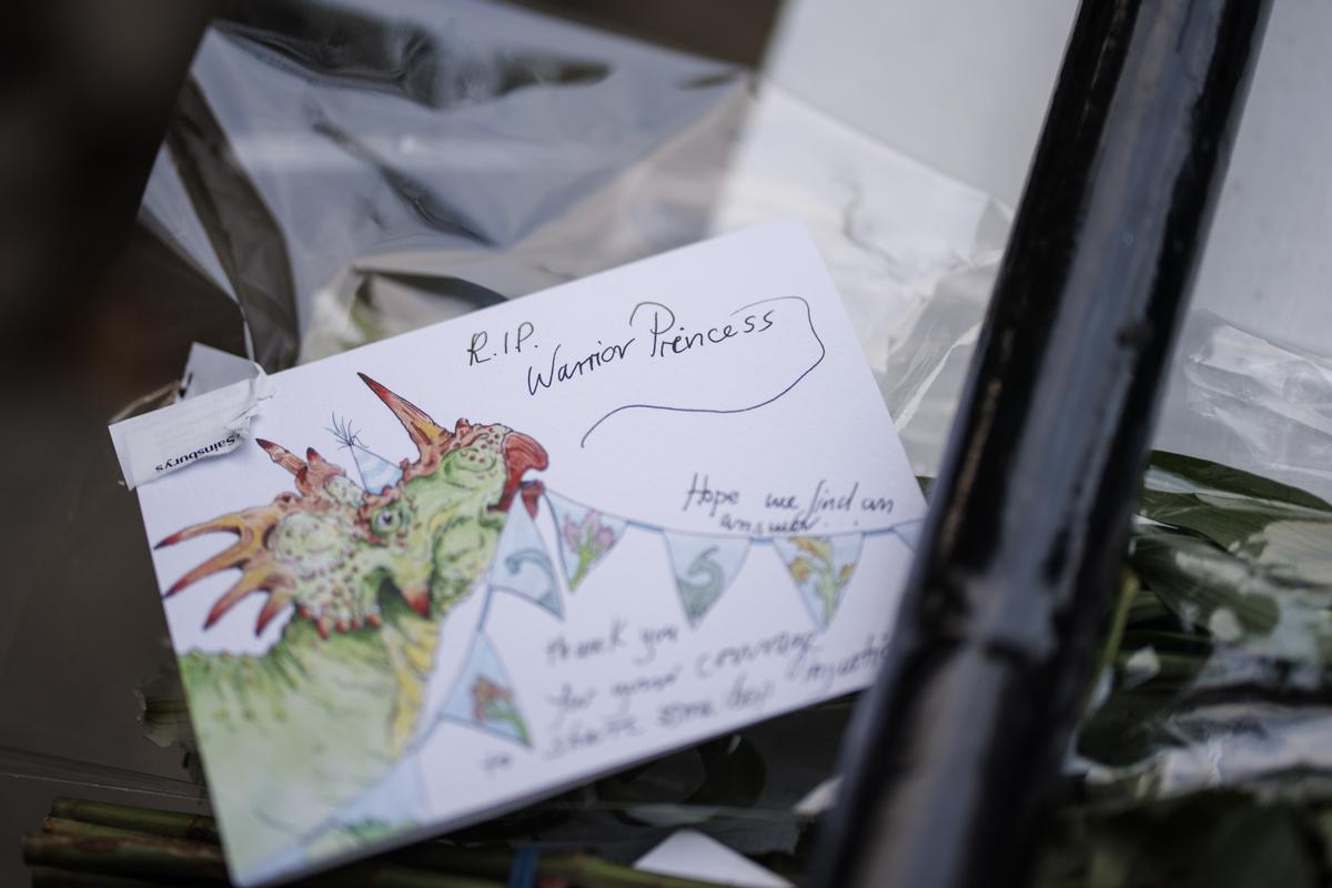 Homenajes dejados en el exterior del centro irlandés de Londres en despedida de Sinéad Oconnor