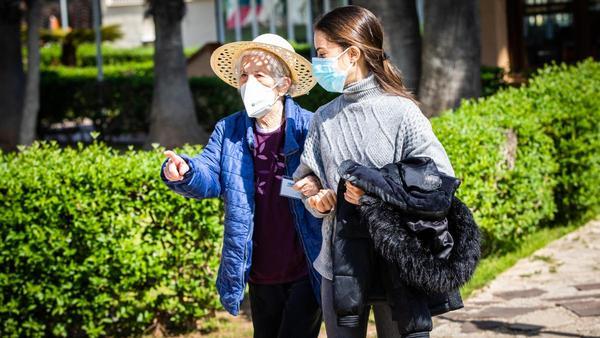 RESIDENCIAS VALENCIA | Las personas mayores de las residencias de Savia  vuelven a salir a la calle tras recibir la vacuna de coronavirus