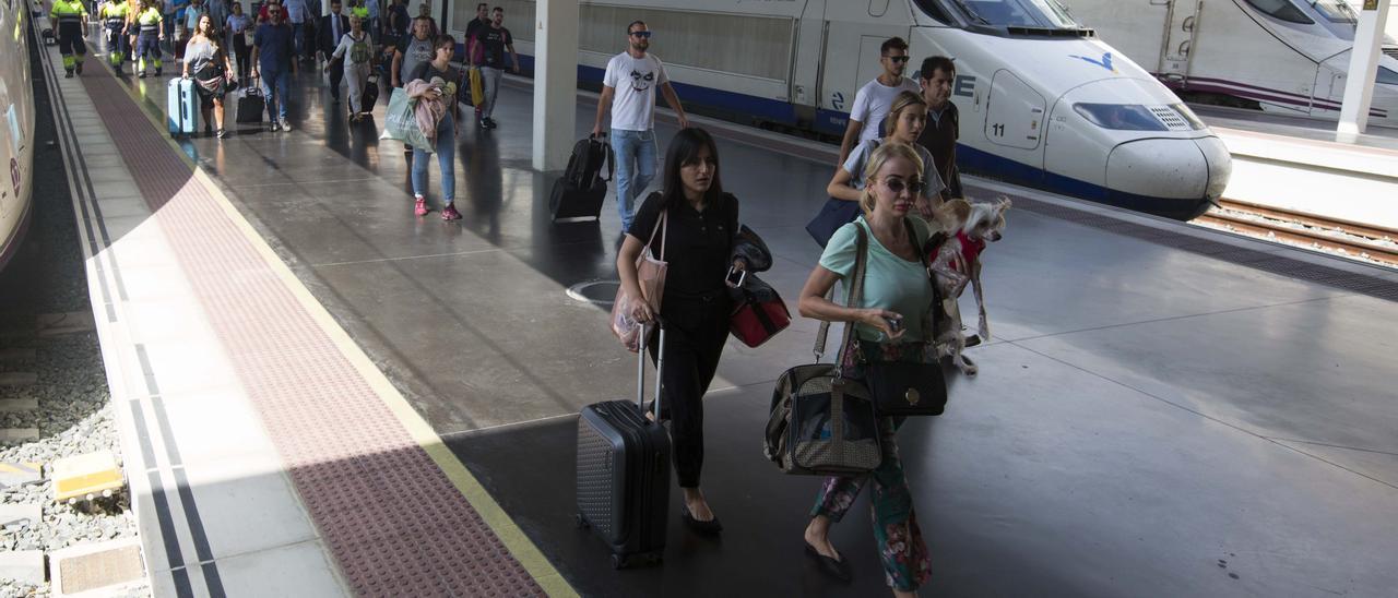 Imagen de archivo de pasajeros camino del  vestíbulo tras llegar en un AVE desde Madrid