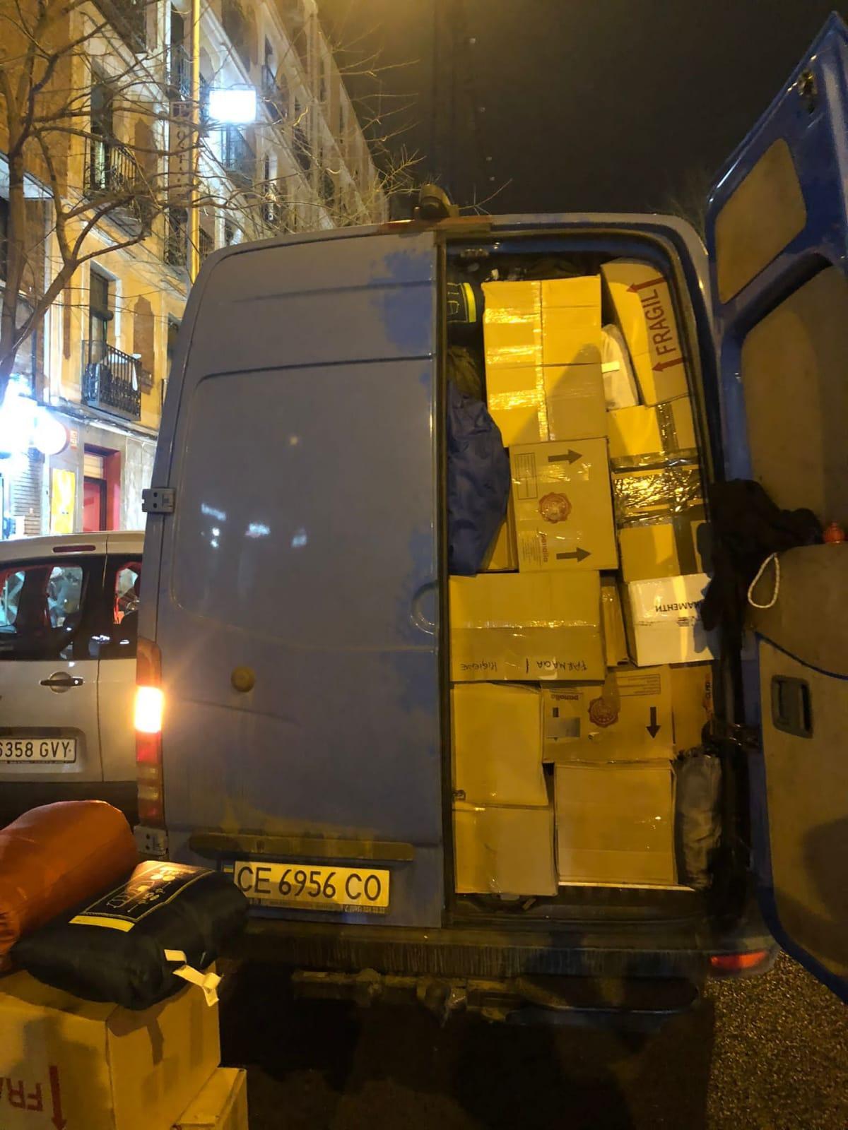 imagen de la última furgoneta repleta de medicamentos, ropa y víveres que partió hacia Ucrania desde Aluche.