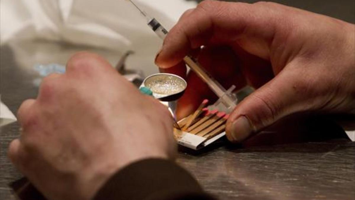 Un hombre prepara en un centro de drogodependientes de Vancouver, Canadá, heroína comprada en la calle.