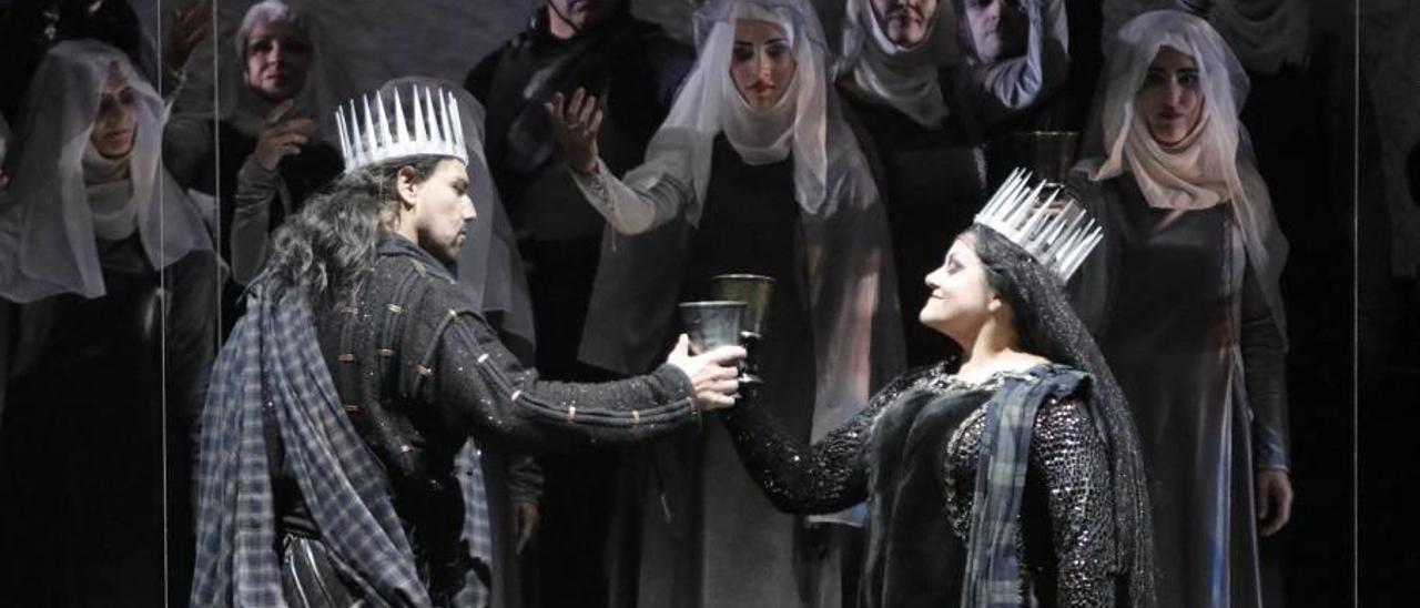 El reparto de la ópera Macbeth, de Giuseppe Verdi, durante un ensayo en el Teatre Principal.