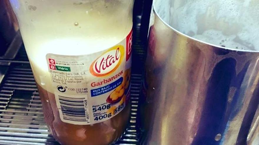 El original envase en el que una joven pidió que le sirvieran el café para no utilizar plástico