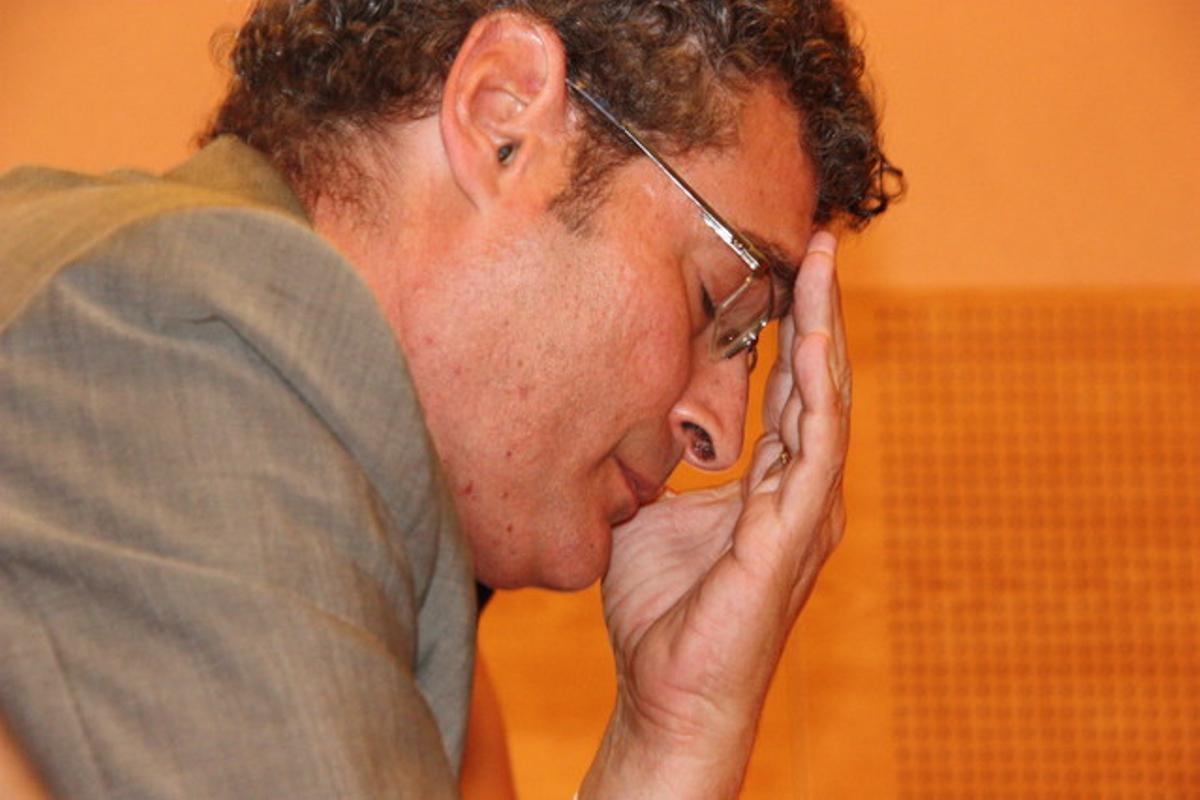 Visiblement afectat, el regidor convergent Pere Font ha estat elegit com a nou alcalde de Torredembarra en substitució de Daniel Masagué. Visiblement afectat, el regidor convergent Pere Font ha estat elegit com a nou alcalde de Torredembarra en substitució de Daniel Masagué.