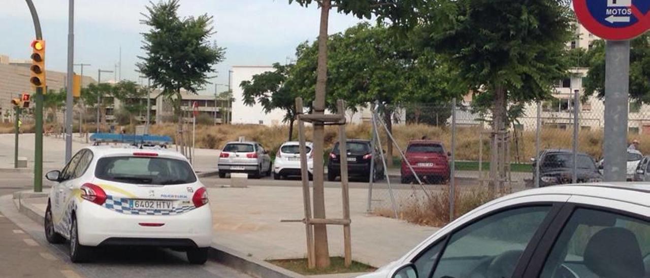 Un coche de la Policía de Llucmajor, estacionado en una zona reservada a motos.