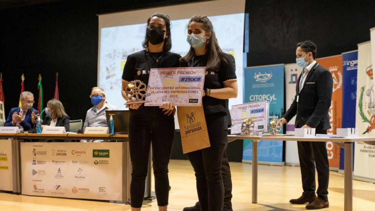 Erea Rodríguez (izquierda) y Cintia Lomba, de la Universidad de Santiago. |