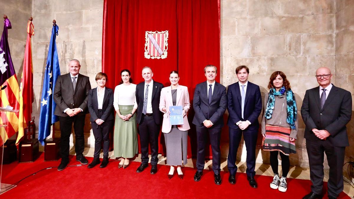 Una representación de los expertos entregaron el informe a Prohens y al conseller Vera