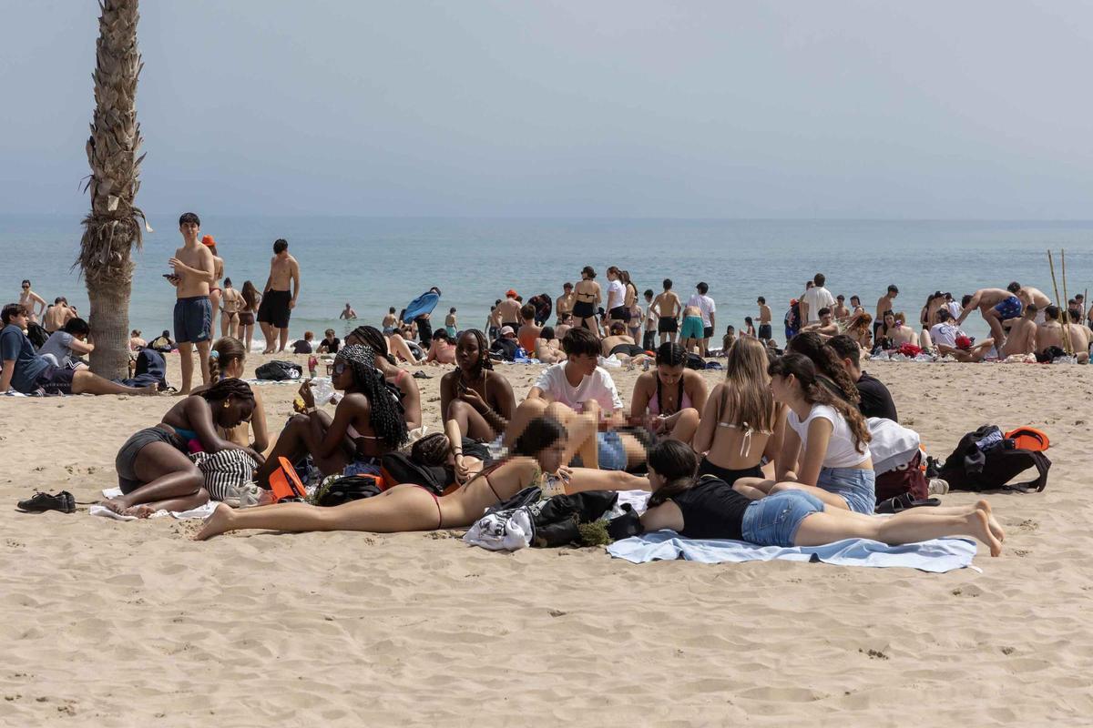 Control al alcohol en la Santa Faz 0,0 de Alicante con 12.000 jóvenes en la playa de San Juan