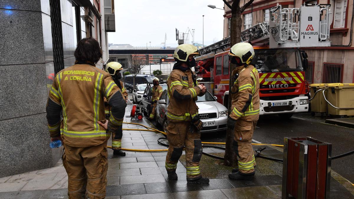 Bomberos en una intervención en José Luis Cereijo