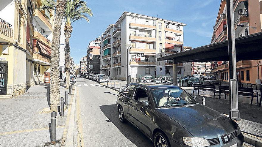 La calle Maravall, la mayor de cuantas cambian de dirección, con coches en un sentido y en otro tras la modificación del tráfico.