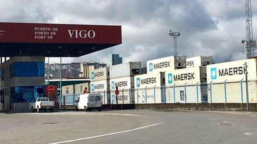 Acceso a los muelles comerciales del Puerto de Vigo, con contenedores de Maersk dentro del recinto de la terminal de Guixar.