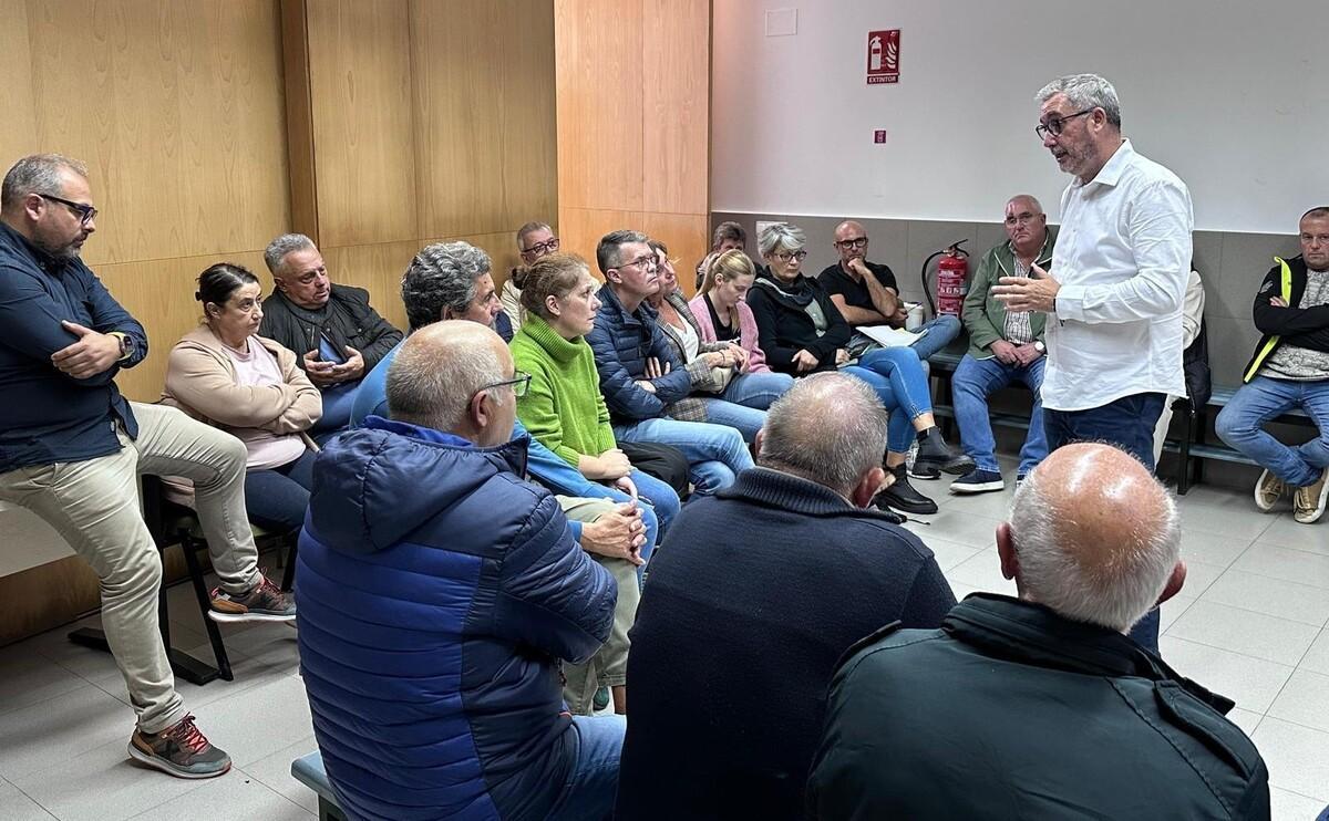 Un anterior encuentro, este celebrado en 2025, del alcalde de Ames, de pie, con los vecinos