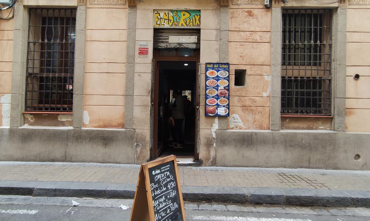 La puerta desvencijada que da acceso al bar El Moll del Rebaix.