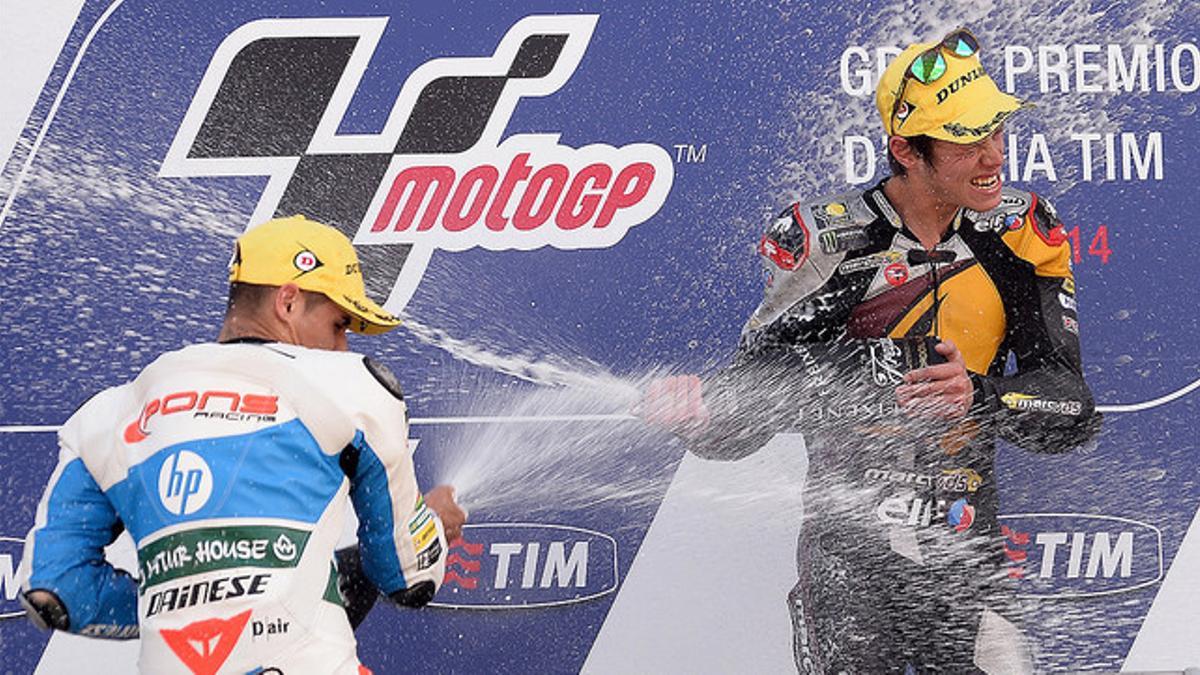 Tito Rabat (derecha), ganador del GP de Italia, y Luis Salom, segundo, festejan su triunfo en el podio de Mugello