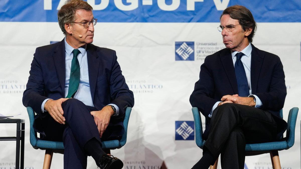 El líder del PP, Alberto Núñez Feijóo, junto al expresidente del Gobierno, José María Aznar.