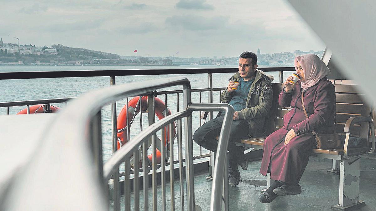 Placentero y bello viaje. Varios pasajeros a bordo del ‘Fatih’, uno de los ferris que diariamente recorren el estrecho del Bósforo, en Estambul.