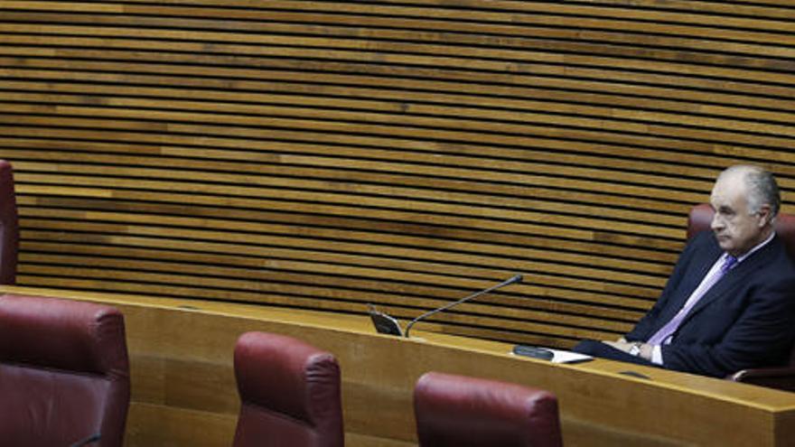 El exdiputado del PP Rafael Blasco ocupa su nuevo escaño como parlamentario no adscrito, hoy al pleno de Les Corts.