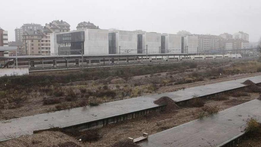 Terrenos del llamado plan de vías, con la estación de trenes y el Palacio de Justicia al fondo.